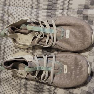 Nike's Natural Motion Flex Women's Size 6 Light Grey, white and baby blue color